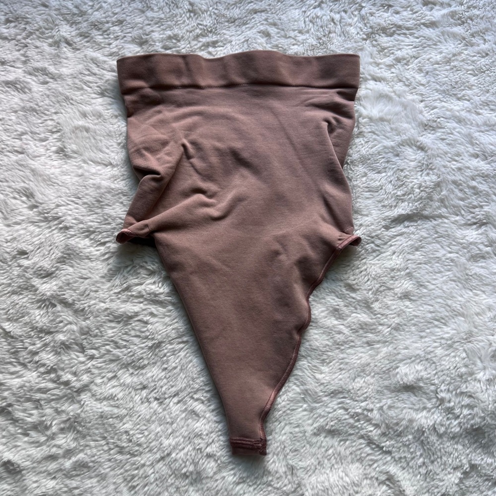 SKIMS Sculpting High Waisted Thong Brown Seamless Shapewear Womens Small NWOT